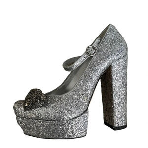 Alice + Olivia Gizelle Silver Glitter Heels
Size 7.5 or 38.5